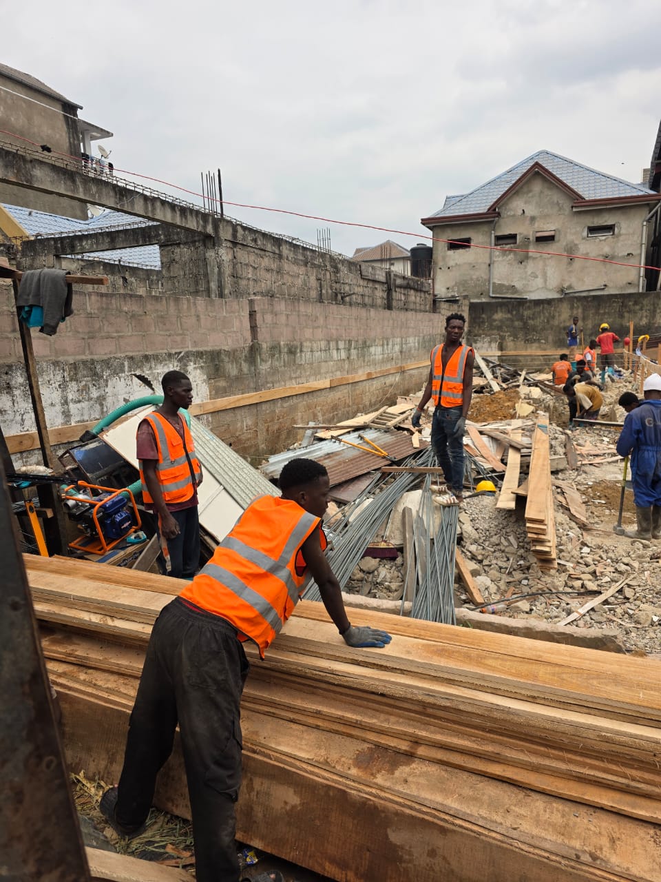 Expert Blessing Construction sur le terrain